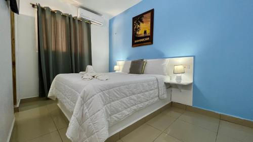 拉斯特拉纳斯Chill Boutique Hotel的一间卧室配有一张蓝色墙壁的床