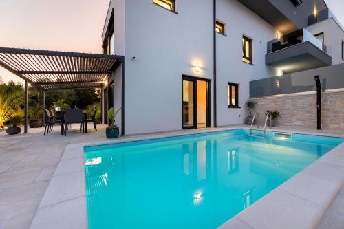克尔克Luxury Villa Adria Apartments的一座房子后院的游泳池