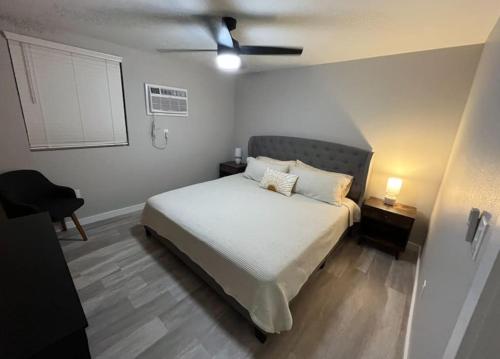 奇科Downtown Rustic Roots的一间卧室配有一张床和吊扇