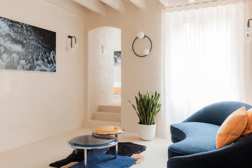 科莫Palazzo Mazzini的客厅配有蓝色椅子和桌子