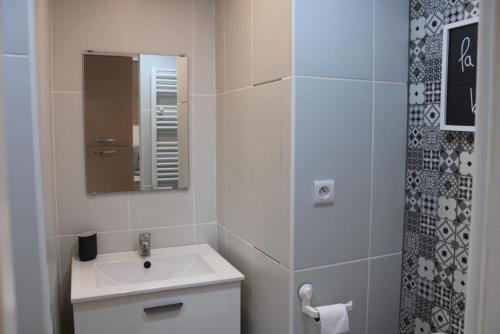 耶尔studio avec terrasse port de hyeres的白色的浴室设有水槽和镜子