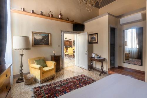 威尼斯坎皮耶洛禅意住宿加早餐旅馆的一间卧室配有一张床、一把椅子和镜子