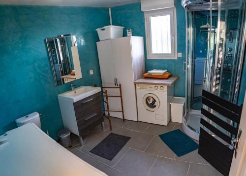 RenwezÉlégante maison moderne en Ardennes françaises - Tout le confort pour un séjour mémorable的一间带水槽和洗衣机的浴室