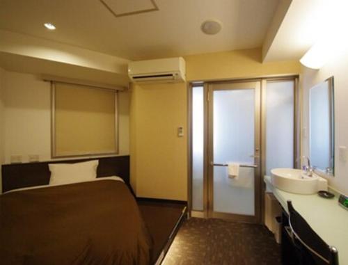 广岛于尔班广岛酒店的酒店客房设有床和水槽