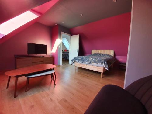TourvilleGranne de Lin étage的卧室配有一张床和一张桌子