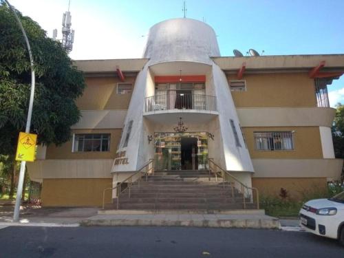 巴西利亚Beiruth Hotel的建筑前方设有天文台