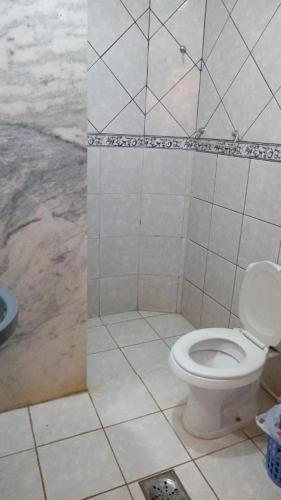 巴西利亚Beiruth Hotel的浴室配有白色卫生间和淋浴。