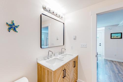 肯纳邦克Shorelands 44-1的一间带水槽和镜子的浴室