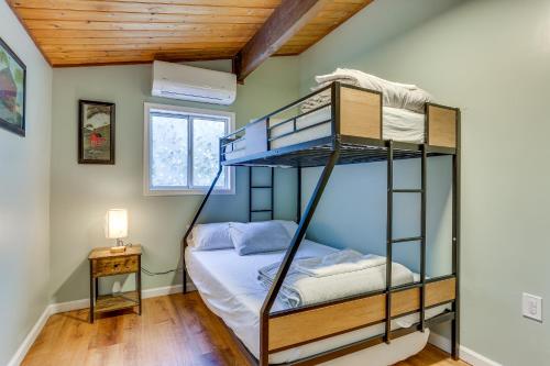 东斯特劳兹堡East Stroudsburg Home Near Skiing and Del Water Gap!的一间卧室配有两张双层床。