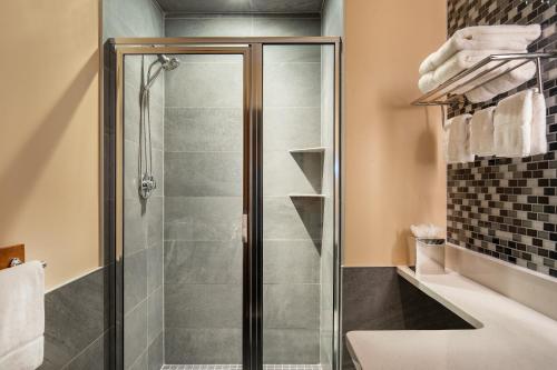 波士顿港岸旅店的带淋浴的浴室和玻璃门