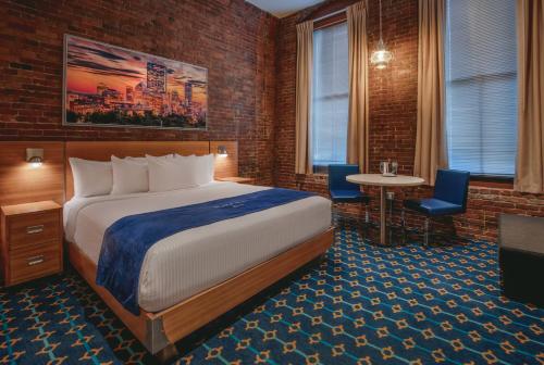 波士顿港岸旅店的酒店客房带一张床、一张桌子和椅子