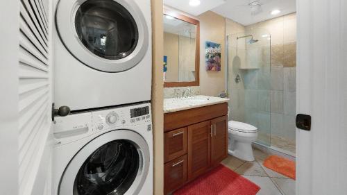 科纳Country Club Villas 341的浴室配有洗衣机和烘干机。