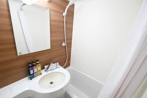 埼玉市Marroad inn omiya的一间带水槽和镜子的浴室
