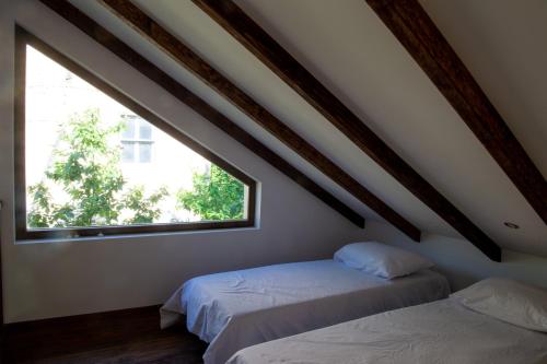 Deredzhik-KʼoyWalnut Cottage 1的带窗户的客房内的两张床