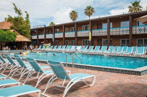 可可比奇Westgate Cocoa Beach Resort的一个带椅子的游泳池和一间酒店