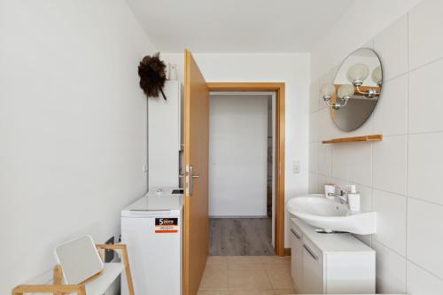 哈尔伯施塔特Apartment-Studio, Netflix-TV für bis zu 2 Personen的一间带水槽和镜子的浴室