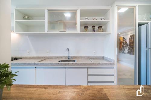 邦比尼亚斯Kremer Residence: Apartamento 301的厨房配有白色橱柜、水槽和冰箱。