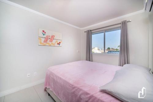 邦比尼亚斯Kremer Residence: Apartamento 301的白色的卧室设有床和窗户