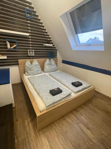 梅明根#6 Familienzimmer mit Gemeinschaftsbad的一间卧室配有一张带两个枕头的床