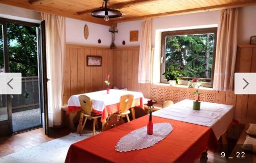纳图尔诺Haus Käfersberg的用餐室设有2张桌子和2个窗户