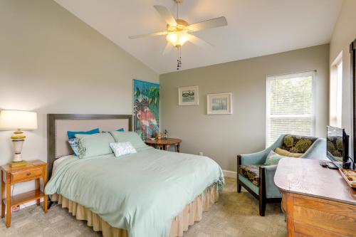 克利尔沃特Indian Rocks Vacation Rental Condo Steps to Beach的一间卧室配有一张床和吊扇