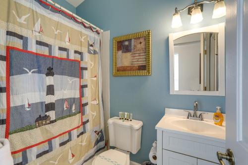 克利尔沃特Indian Rocks Vacation Rental Condo Steps to Beach的一间带水槽、卫生间和镜子的浴室