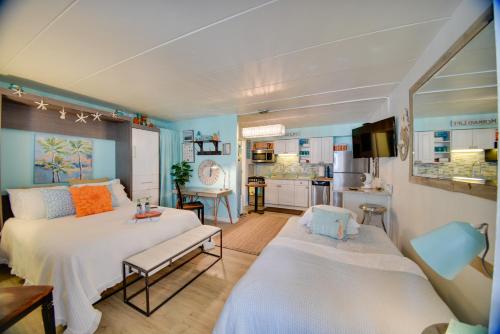 弗吉尼亚海滩Chic Virginia Beach Retreat - Pool, Steps to Beach的一间带两张床的卧室和一间厨房