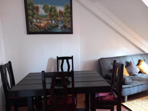 法兰西堡Victory Locations的一间带桌子和沙发的用餐室