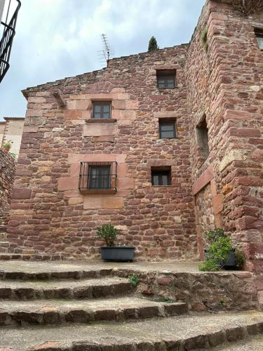 比拉法梅斯Casa Castillo的前面有楼梯的砖砌建筑