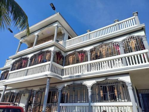 海地角KING vacation Home的白色的建筑,旁边设有阳台