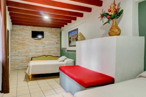 瓜纳华托Hotel Spa Casa del Sol的一间设有两张床和花瓶的房间