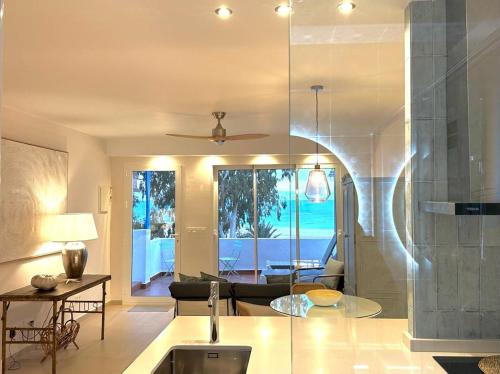 博尔钮乌绿洲拉斯棕榈公寓的一个带水槽的厨房和一间客厅