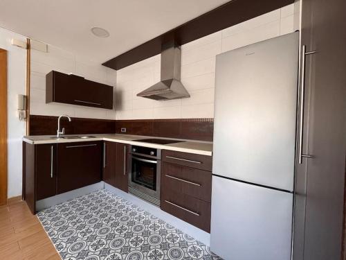 卡里拉Apartamento “La Caleta”的厨房配有白色冰箱和水槽