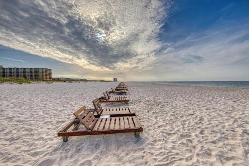 格尔夫海岸Sugar Sands-Luxury 1st Floor 2BR 2BA Private Beach的海滩上的一排木凳