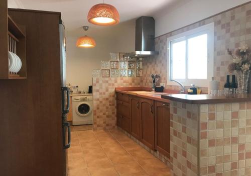 普拉多德尔雷Casa Rural Relax & Nature的厨房配有水槽和洗衣机