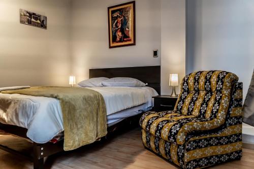 瓦拉斯Jacky's Home Bolognesi的配有一张床和一把椅子的酒店客房