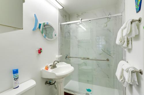 圣彼得堡Colorful Gulfport Home Walk to the Art District!的带淋浴和盥洗盆的白色浴室