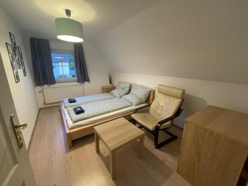 梅明根#7 Doppelzimmer mit Gemeinschaftsbad的客厅配有沙发和椅子