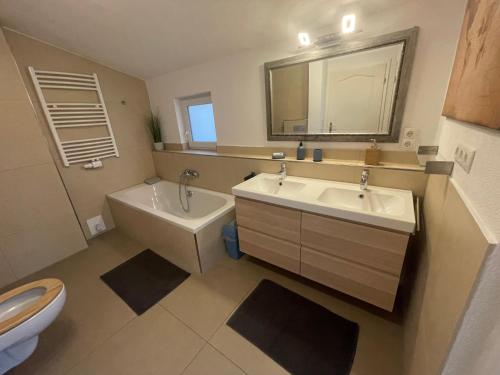 梅明根#7 Doppelzimmer mit Gemeinschaftsbad的一间带水槽、卫生间和镜子的浴室