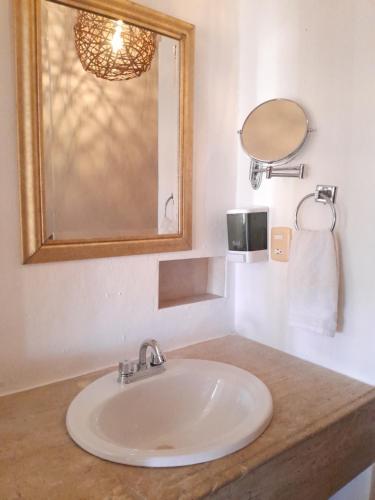 坎昆Xtabentun Hostal的浴室设有白色水槽和镜子