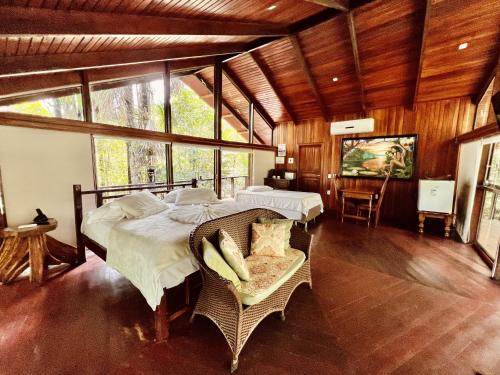 ManacapuruCirandeira Amazon World EcoResort的一间带两张床的卧室,位于带窗户的房间内