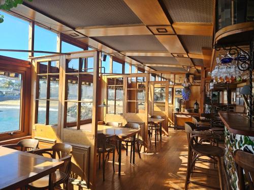 维纳德马Hotel Restaurant CapDucal的餐厅设有桌椅和窗户。