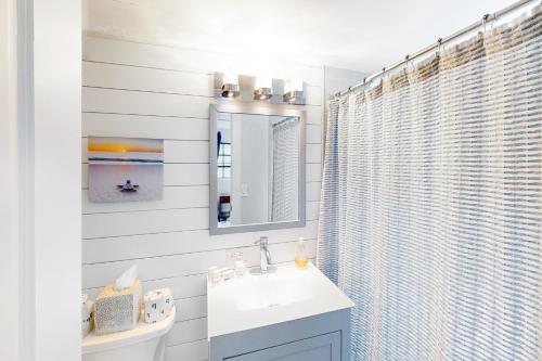 塔维涅Turquoise Turtle Manor的白色的浴室设有水槽和镜子