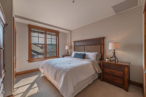 特拉基Luxury Condo in the Village at Northstar的一间卧室设有一张大床和一个窗户。