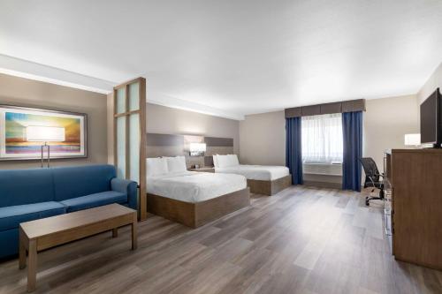 圣安东尼奥Best Western Plus Downtown North的酒店客房,设有两张床和一张蓝色的沙发