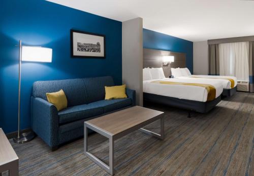 Eastland伊斯特兰德智选假日酒店的酒店客房,配有床和沙发