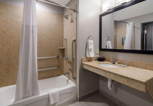 Eastland伊斯特兰德智选假日酒店的带浴缸、水槽和淋浴的浴室