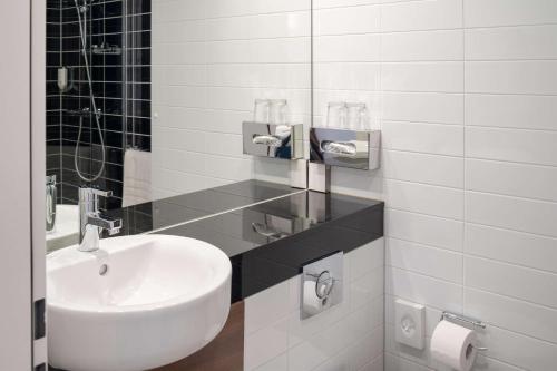 阿福尔特恩阿福尔特恩阿尔比斯智选假日酒店的白色的浴室设有水槽和镜子