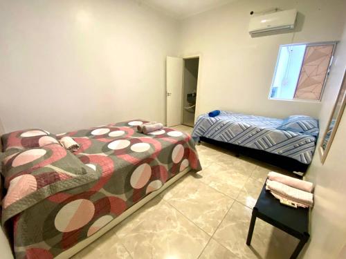 卡宁德圣弗朗西斯科Casa Condomínio Beira Rio的一间卧室设有两张床和窗户。