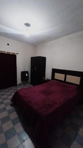 La UniónHostel la abuela的一间卧室,卧室内设有一张红色的大床